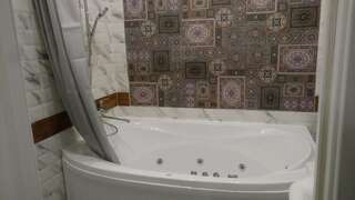Отель Hotel The gallery Киев Люкс с гидромассажной ванной-6